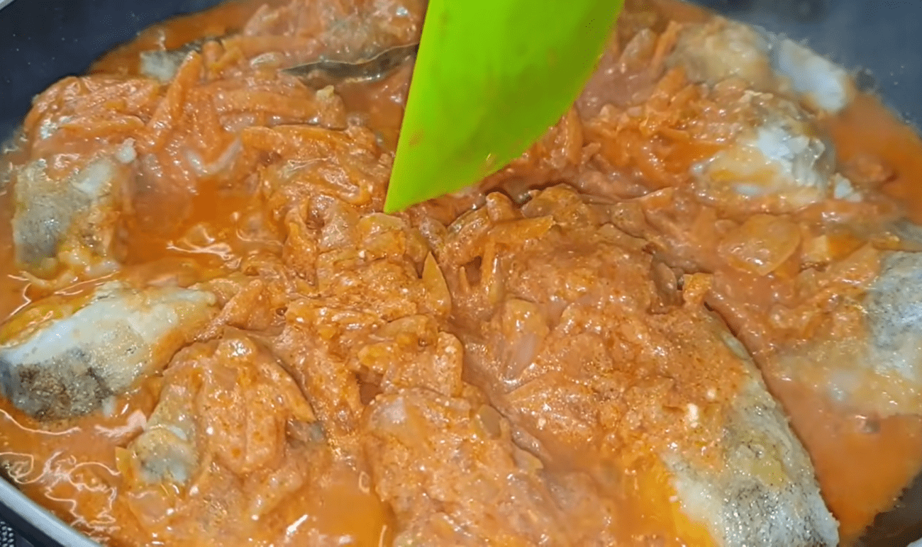 Рецепт соковитого і ніжного минтая на сковороді в томатно-вершковому соусі 