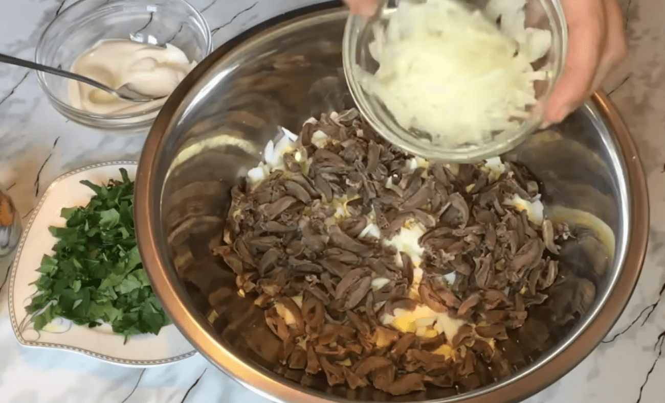 Рецепт смачного святкового салату з курячими сердечками