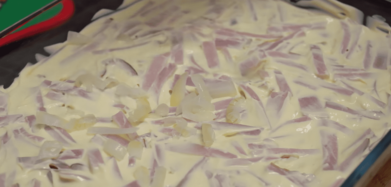 Рецепт дуже смачного і соковитого салату з шинкою і чорносливом