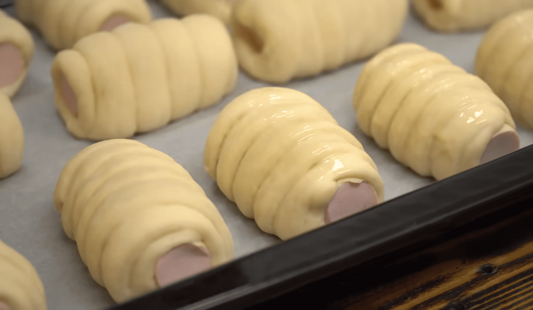 Рецепт дуже смачних сосисок в тісті в домашніх умовах