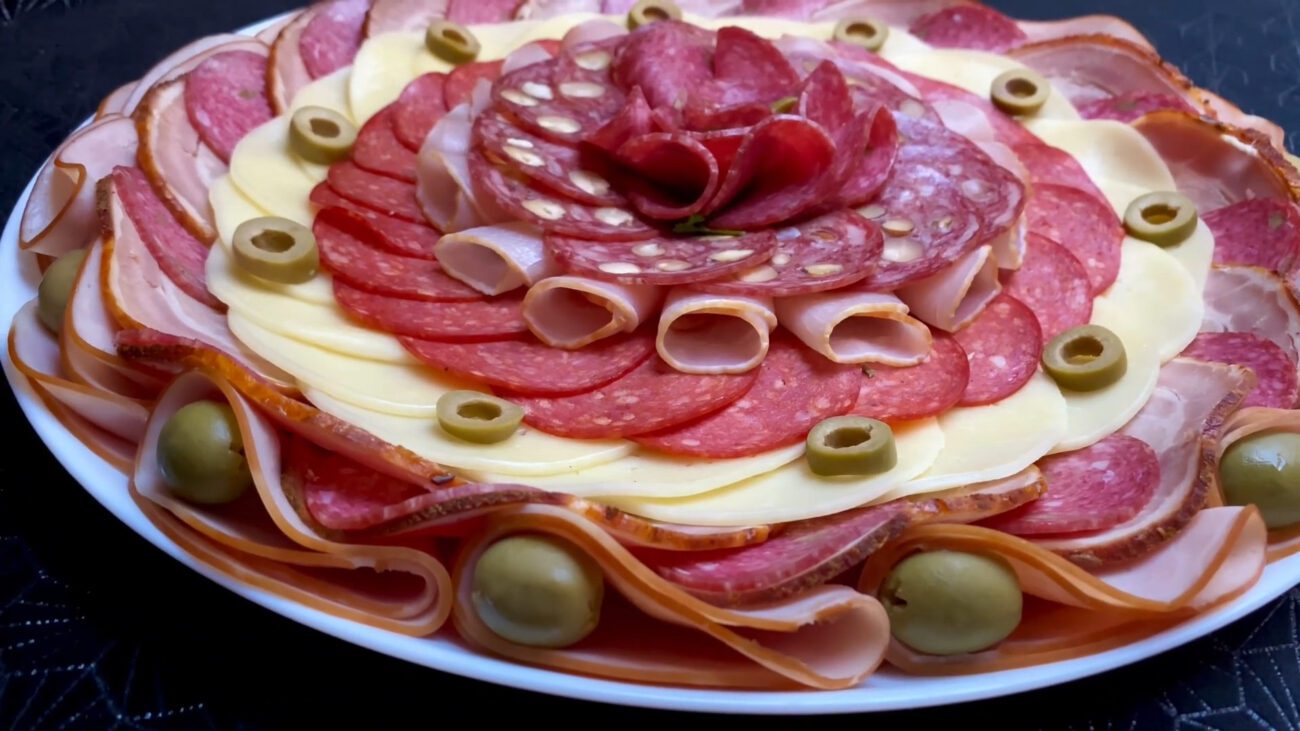 Кулінари показали, як використати підсохлу ковбасно-м'ясну нарізку в рецептах