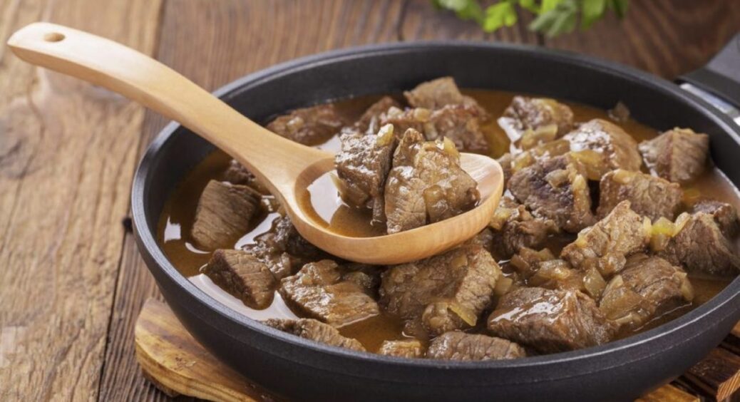 М’ясо по-буковинськи за 1 годину: проста технологія, щоб навіть суха яловичина танула в роті 