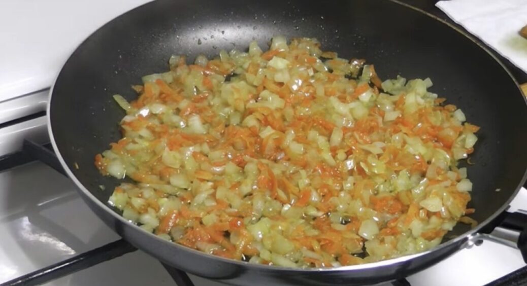 Ми їх для користі, а вони лише шкодять: чому не можна додавати в засмажку ці 2 інгредієнти 