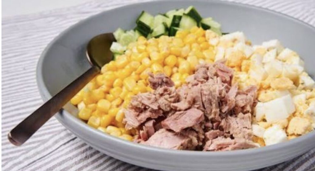 Багатий на білок салат по-чернігівськи з 4 простих інгредієнтів: ситна тарілка без м’яса 