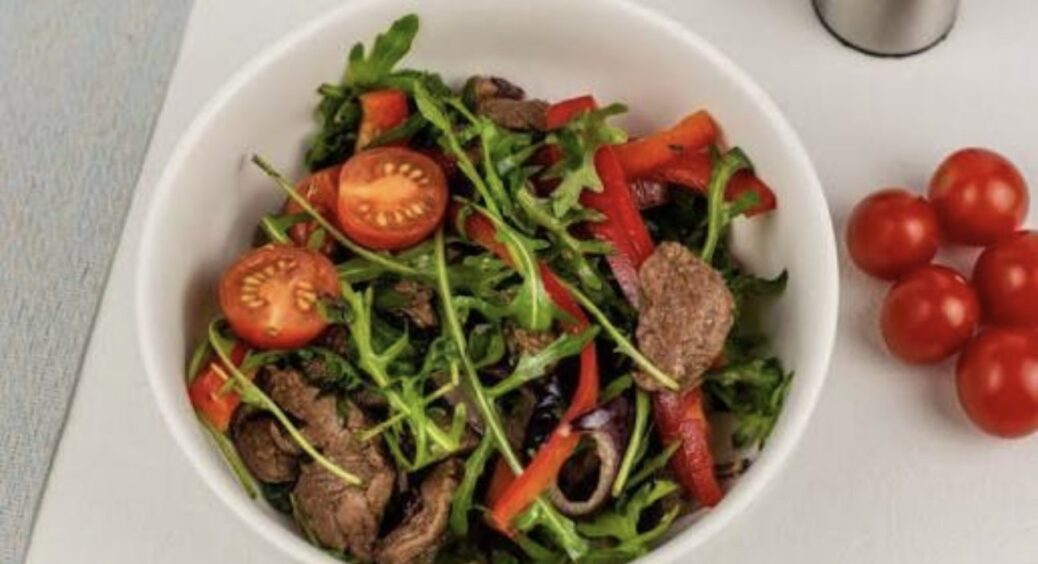 Салат “Шахтарський” з 4-х простих продуктів: чоловіки просять готувати його замість шашлику 