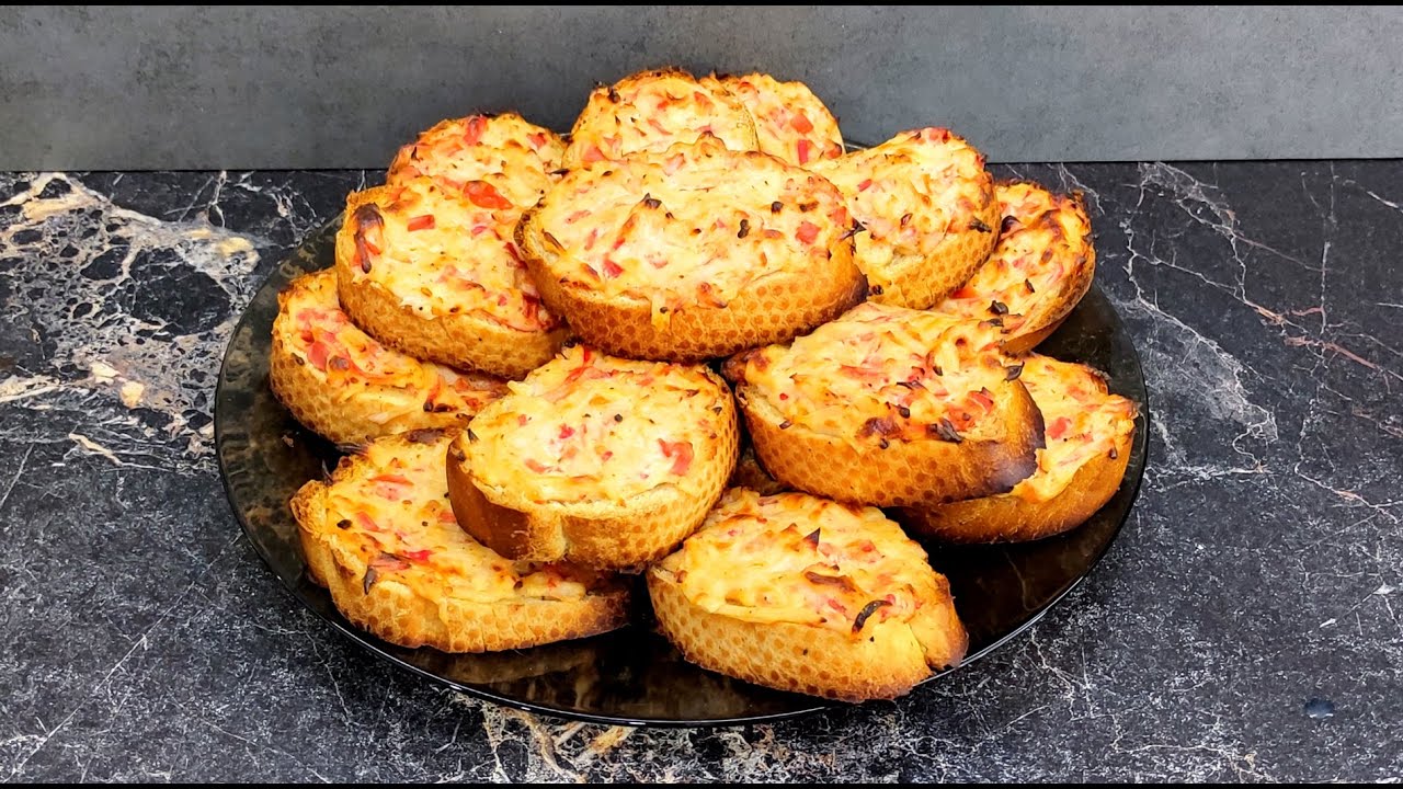 Кулінари поділились рецептом апетитних гарячих бутербродів з фаршем на сніданок