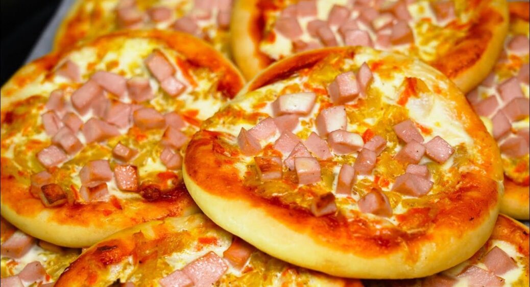 Я їх обожнюю, готова їсти хоч щодня! Найсмачніші “шкільні” піци з ковбасою і сиром 