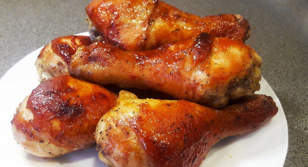 Щоб і шкірка зі скоринкою, і м’ясо соковите: чим намастити курячі гомілки для запікання 