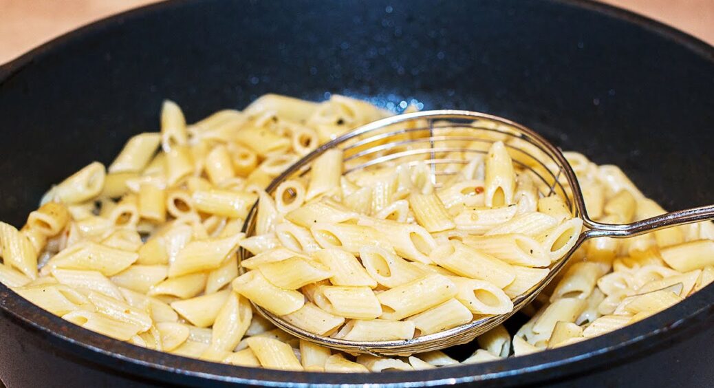 Замість вершкового масла додаю у макарони ложку ось цього: не злипаються навіть на другий день 