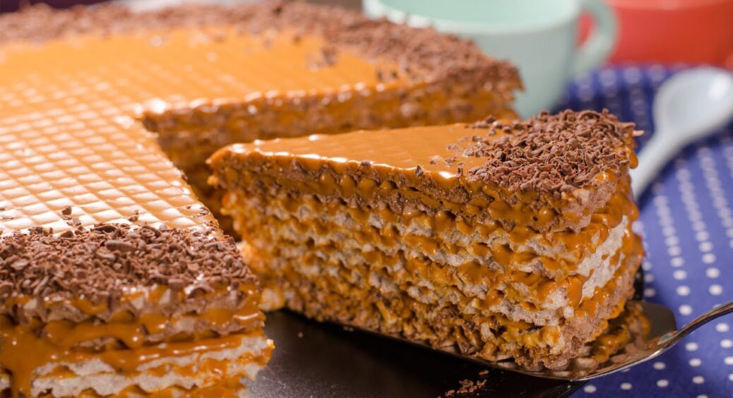 Готую без духовки і міксера – навіть коли немає світла: вафельний торт як у дитинстві 