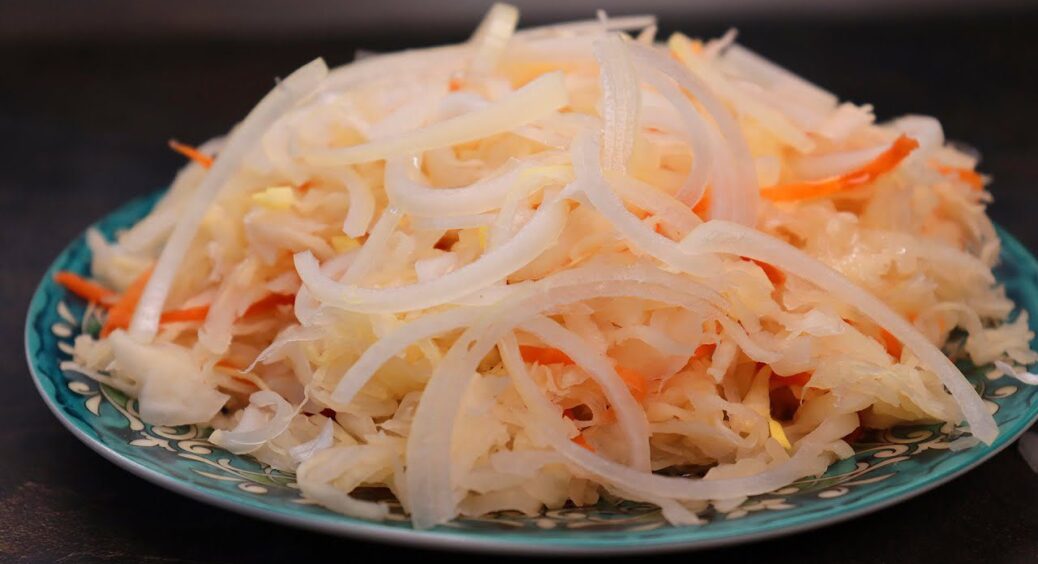 Квашена капуста без користі: 3 помилки приготування, через які вітамін C просто “випаровується” 