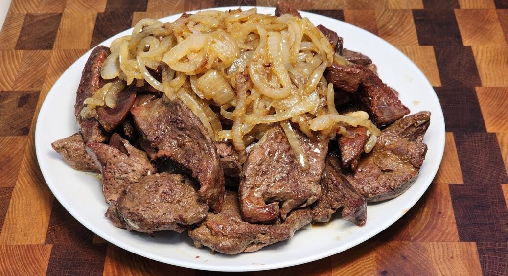 Смажена печінка з цибулею за кавказьким рецептом – завжди м’яка, ароматна, без гіркоти 