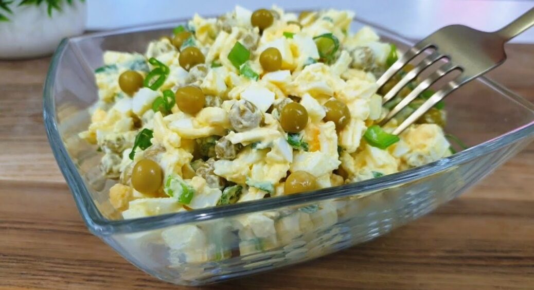 Моя донька просить цей салат на кожен день народження: 4 інгредієнти — і смакота готова 