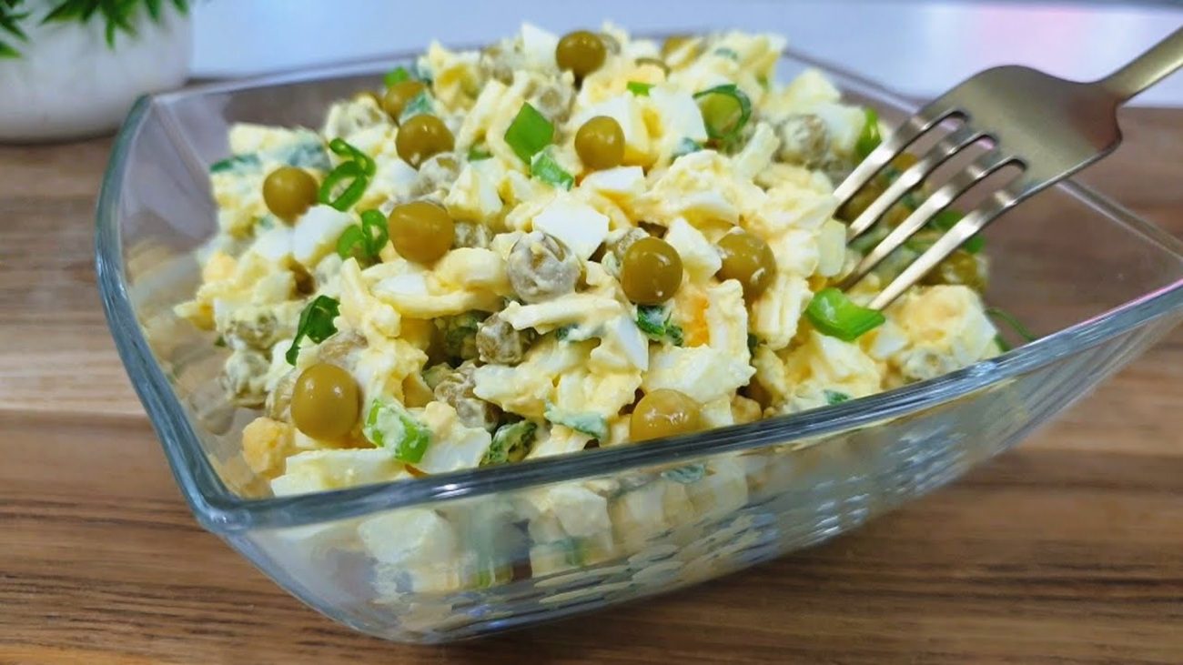 Рецепт смачного святкового салату з плавленим сиром