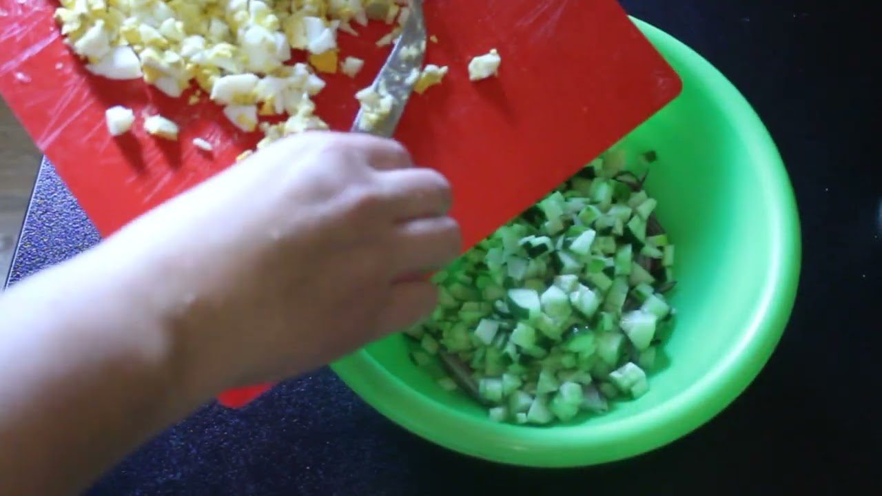 Рецепт салату Валя зі шпротами і маринованими огірками