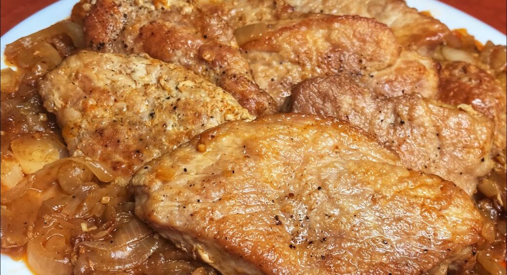 Смажена свинина без краплі олії: знайшла 1 компонент, що робить скоринку на м’ясі зразковою 