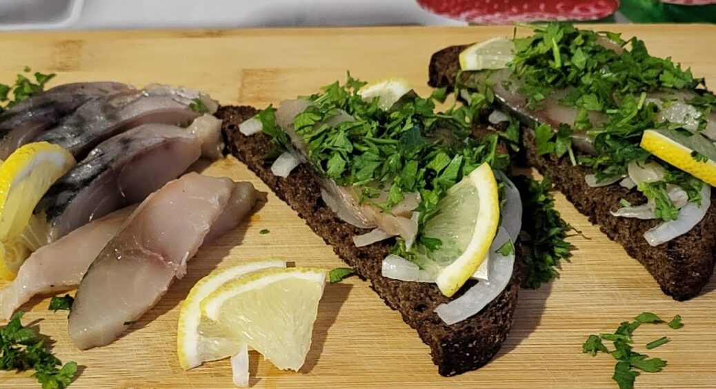 Скумбрію подаю не на тарілці, а на бутербродах: 2 хвилини, і ця закуска — хіт на столі 