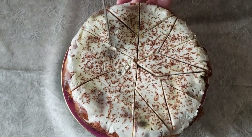 Як розрізати торт на 8 частин трьома рухами ножа? Загадка на логіку 