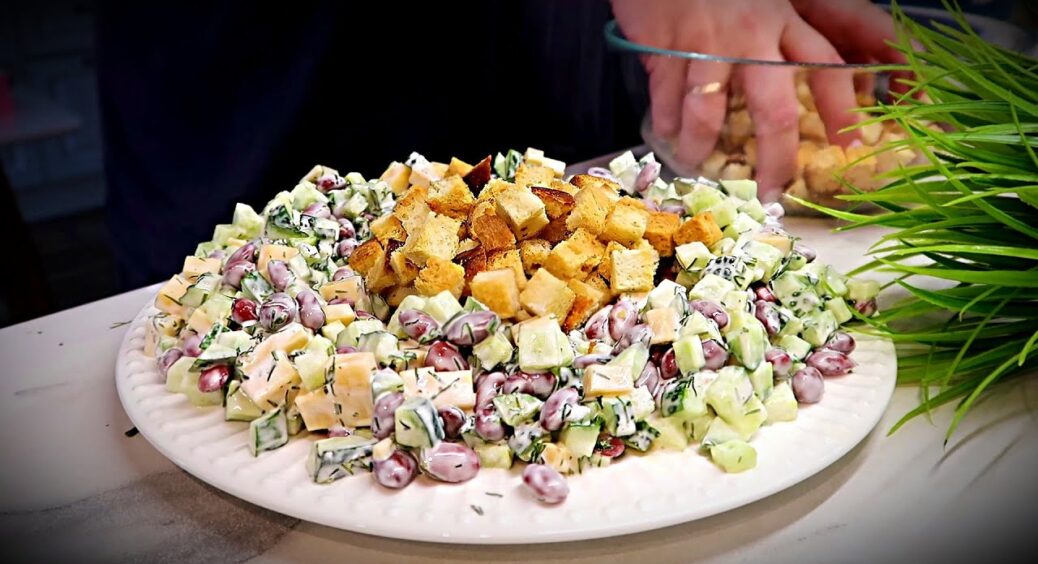 Для новорічних салатів 2026 року найкраще підходять 5 бюджетних поєднань, які не підведуть 