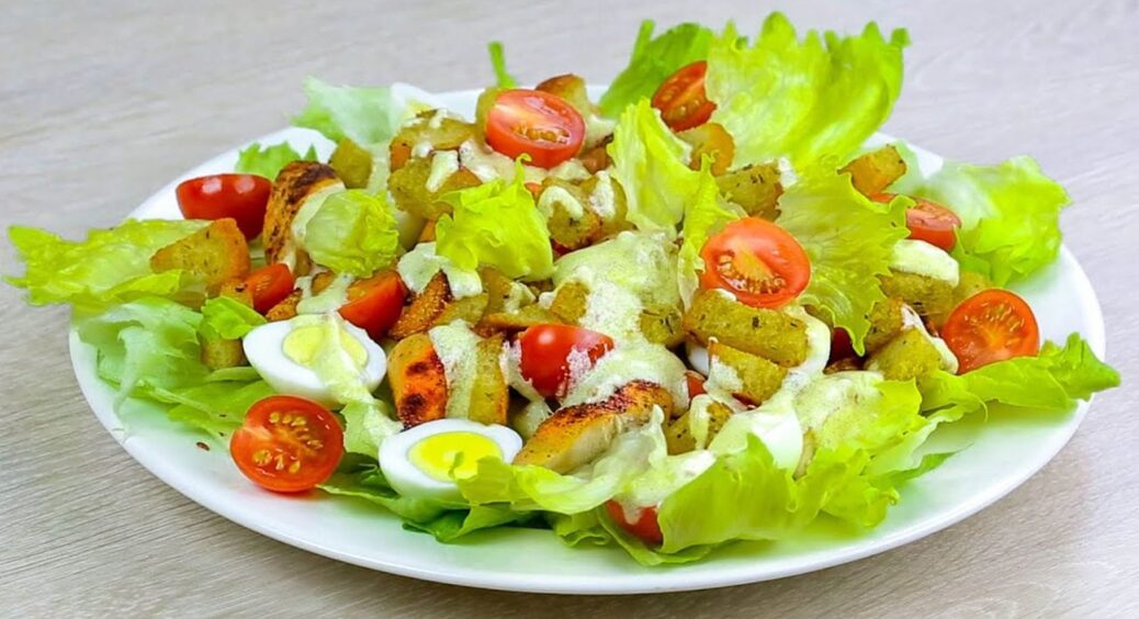 Салат “Цезар” за 10 хвилин: швидко і без клопоту, а смак — точно як у ресторані 