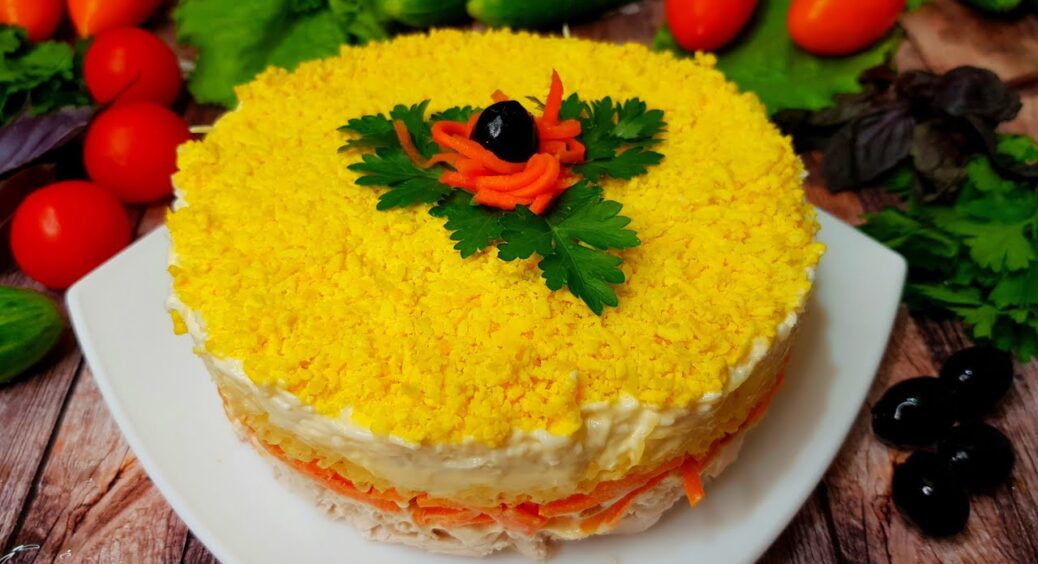 Ніжний і тане у роті: викладаю салат 4 шарами і дочка відірватися не може від цієї смакоти 