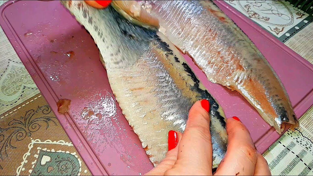 Як швидко почистити оселедець за допомогою лимонного соку