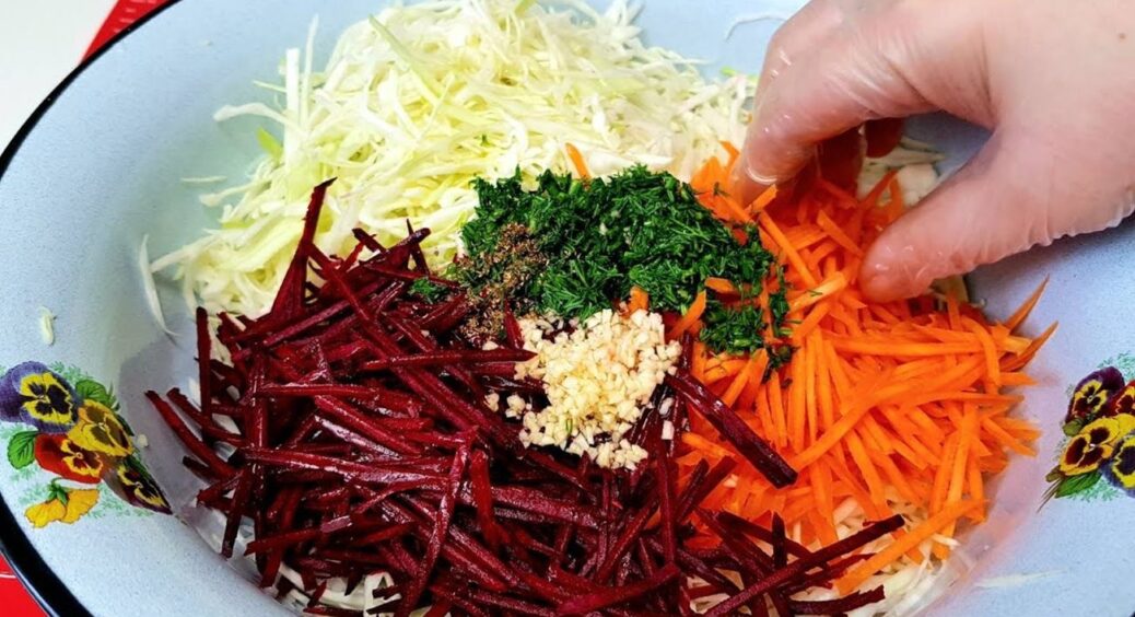 Багатий на вітаміни салат по-херсонськи з 3 інгредієнтів: дуже свіжий, смачний і соковитий 