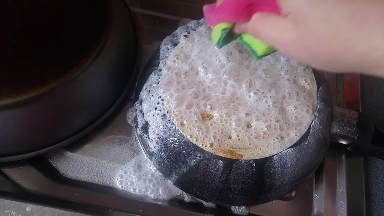 Як почистити сковорідку від нагару за лічені хвилини