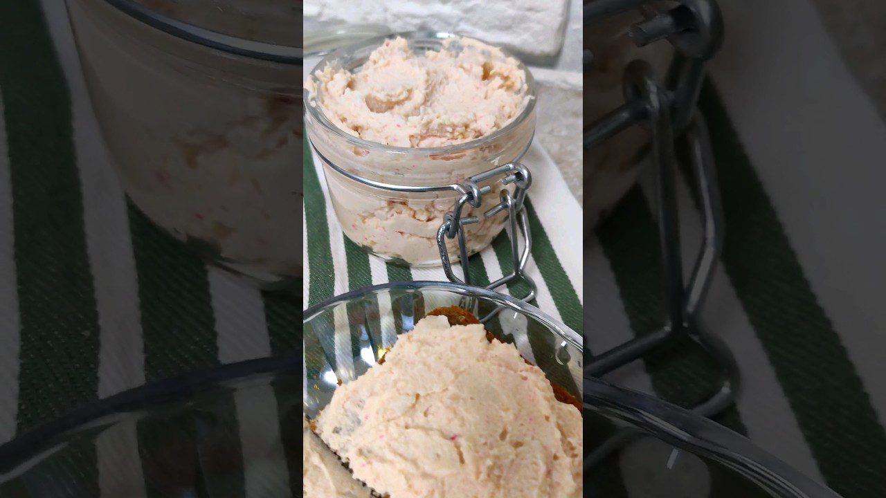 Рецепт бутербродів із сиром, шпротами та крабовими паличками 