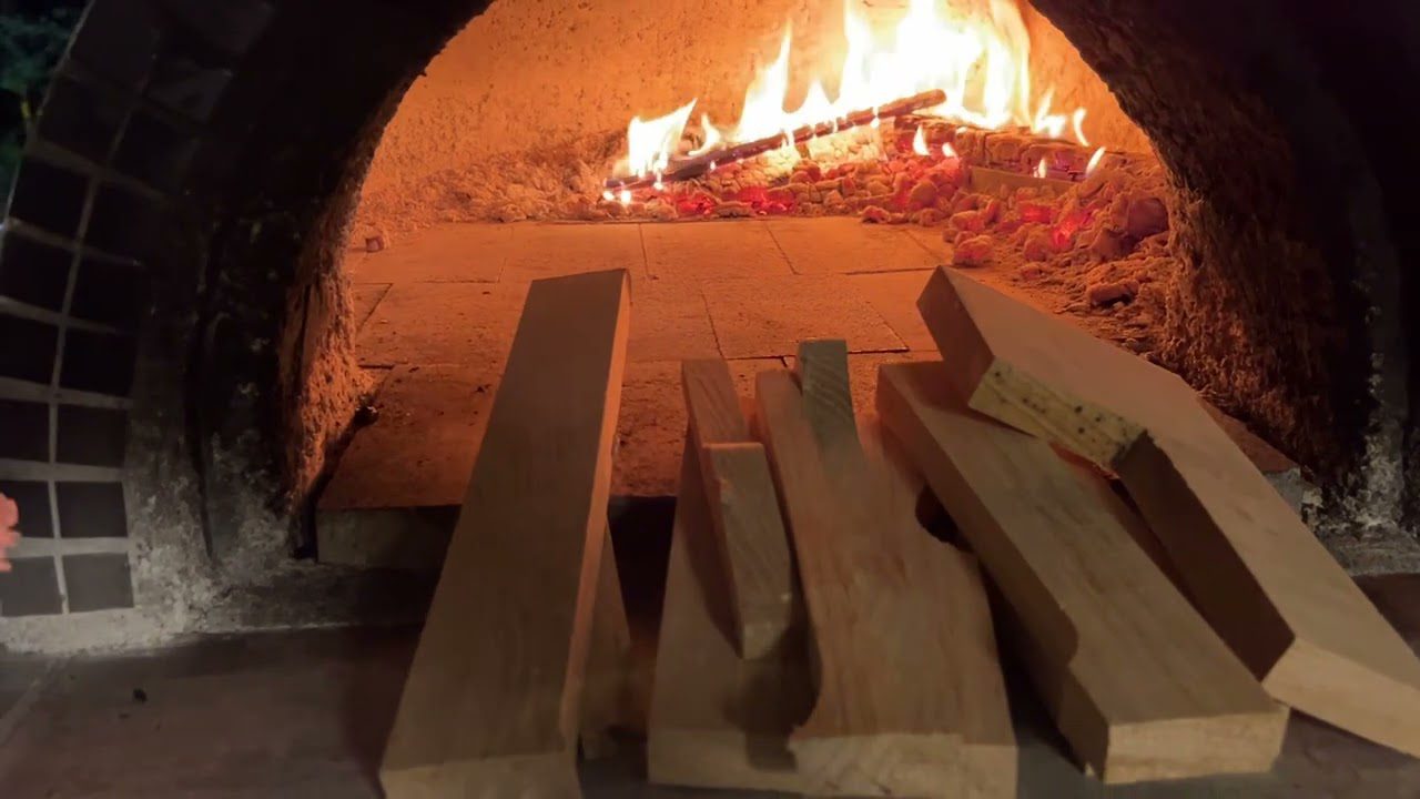 Експерти розповіли, як почистити дров'яну піч від сажі