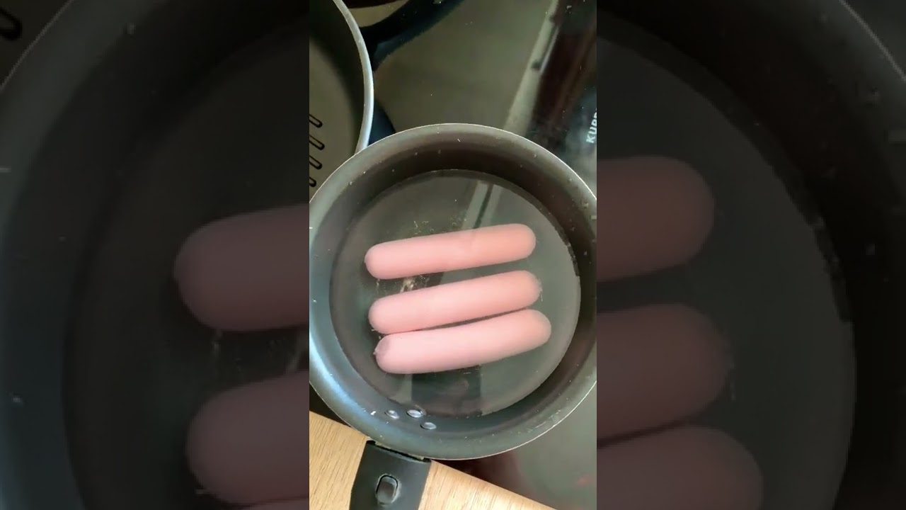 Експерти розповіли, як правильно та скільки часу варити сосиски