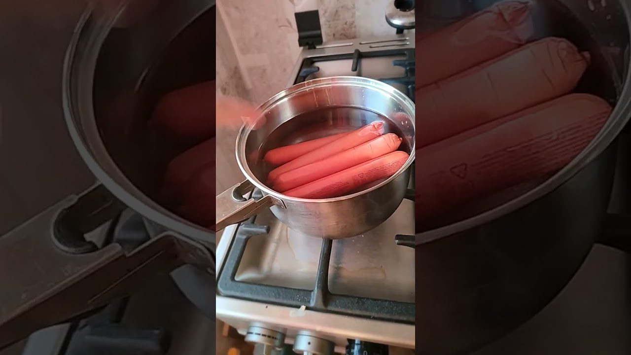 Експерти розповіли, як правильно та скільки часу варити сосиски