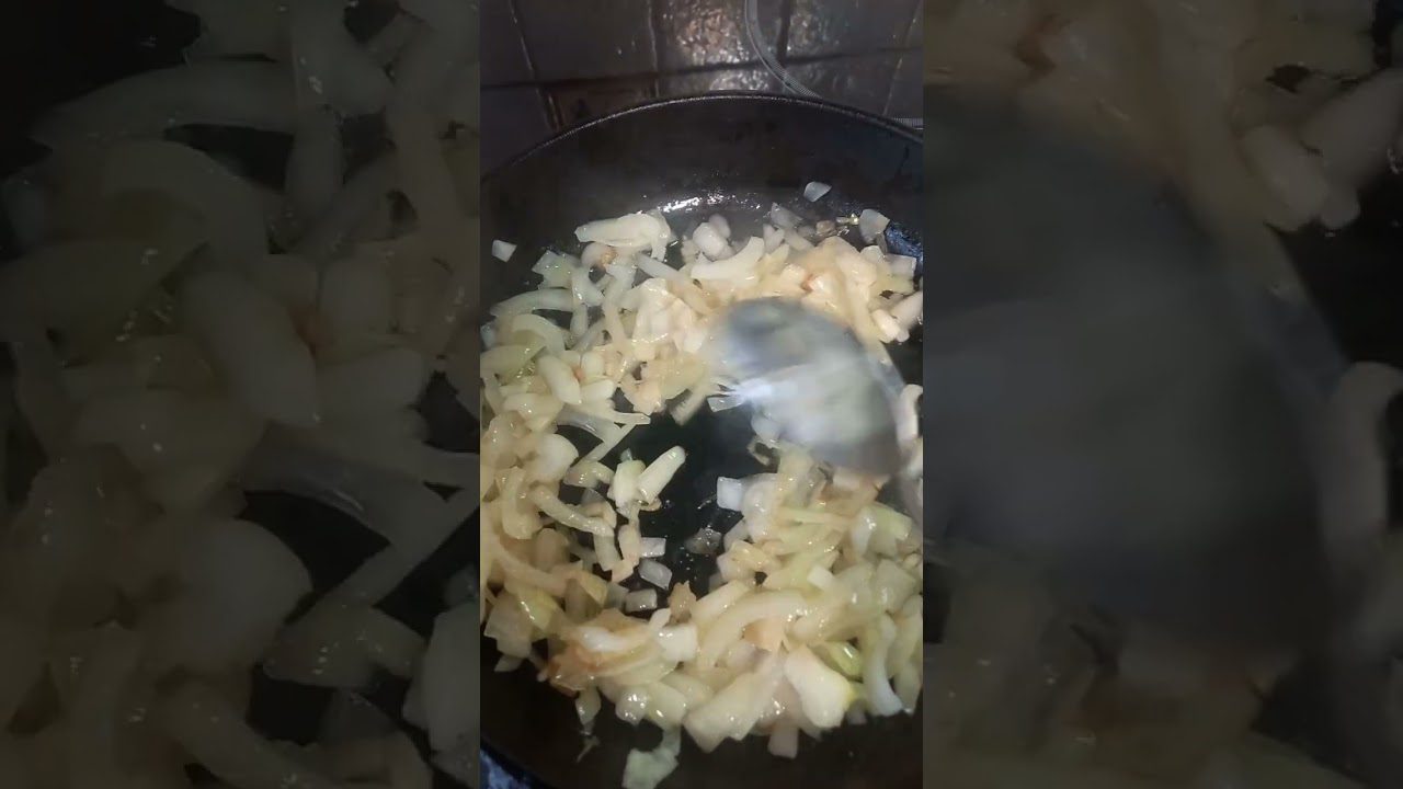 Рецепт заливного пирога з консервами та цибулею