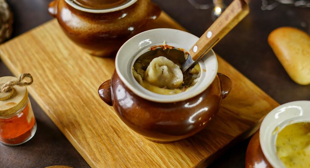 Заливаю пельмені сметанним соусом – і в горщики: подаю як печеню – всі в захваті, тарілки чисті 