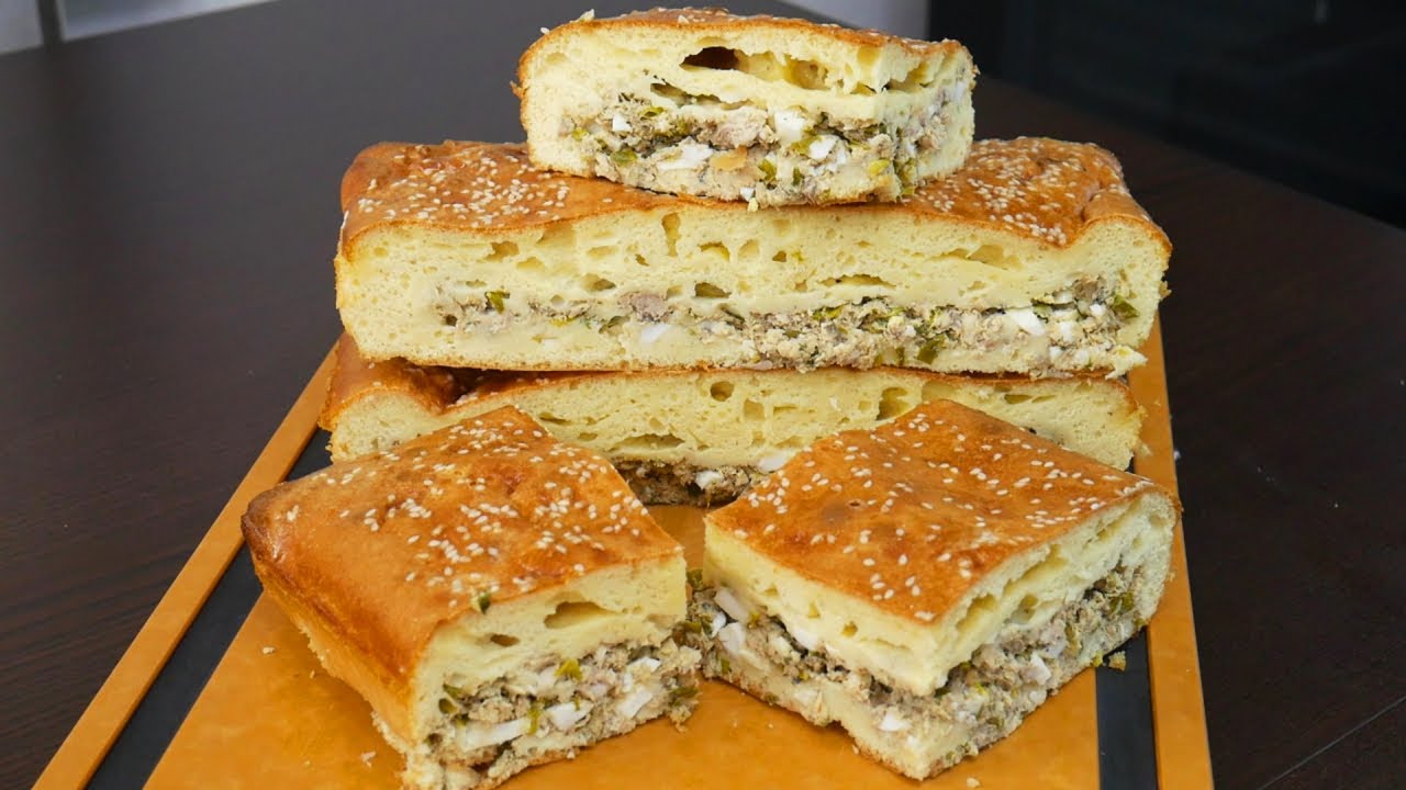 Рецепт заливного пирога з консервами та цибулею