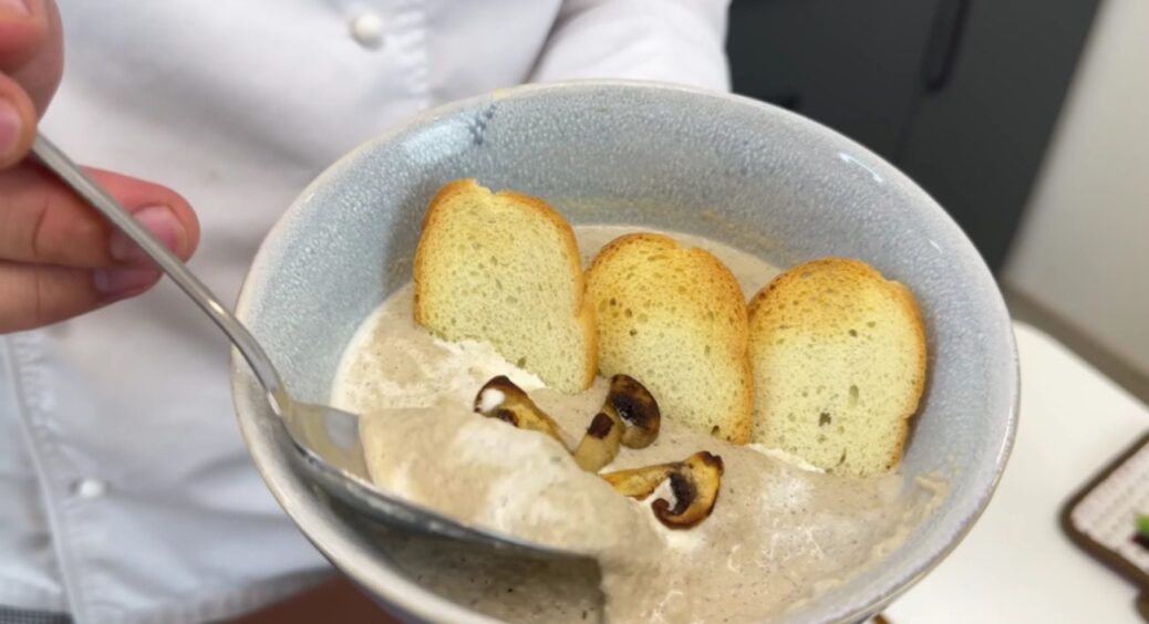 Ніжний як шовк: який суп готують на Закарпатті 7 днів на тиждень – зігріває навіть у люті морози 