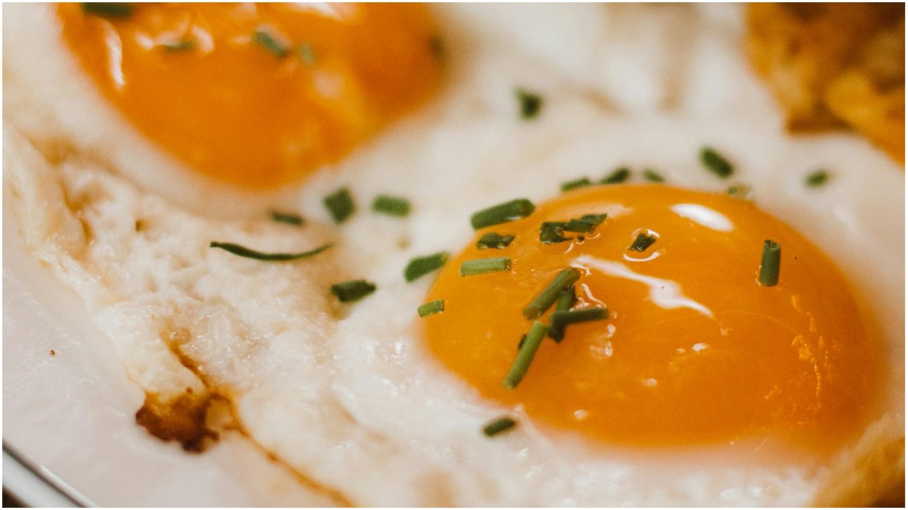 Кулінарі попередили, які 2 популярні продукти не бажано додавати до яєчні