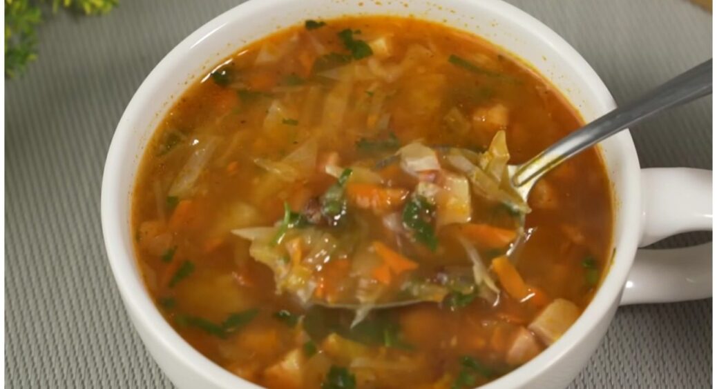 Схожий за продуктами на борщ, але ЦЕ суп! Я можу їсти його усю зиму 24/7, бо дуже смачно 