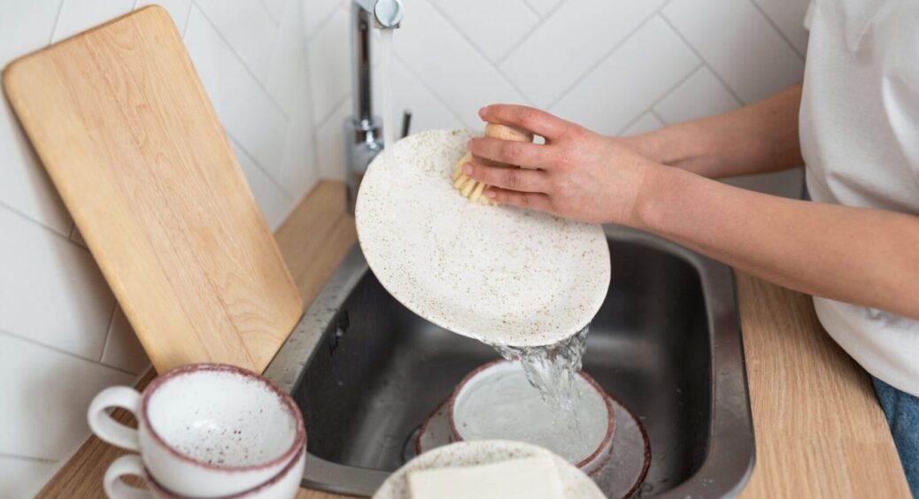 Купа посуду після святкування Нового року – не проблема: мию все “розумним” методом за 5 хв 