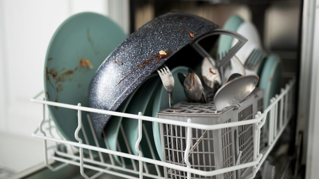 Господині показали, як вимити гору посуду після застілля за 5 хвилин