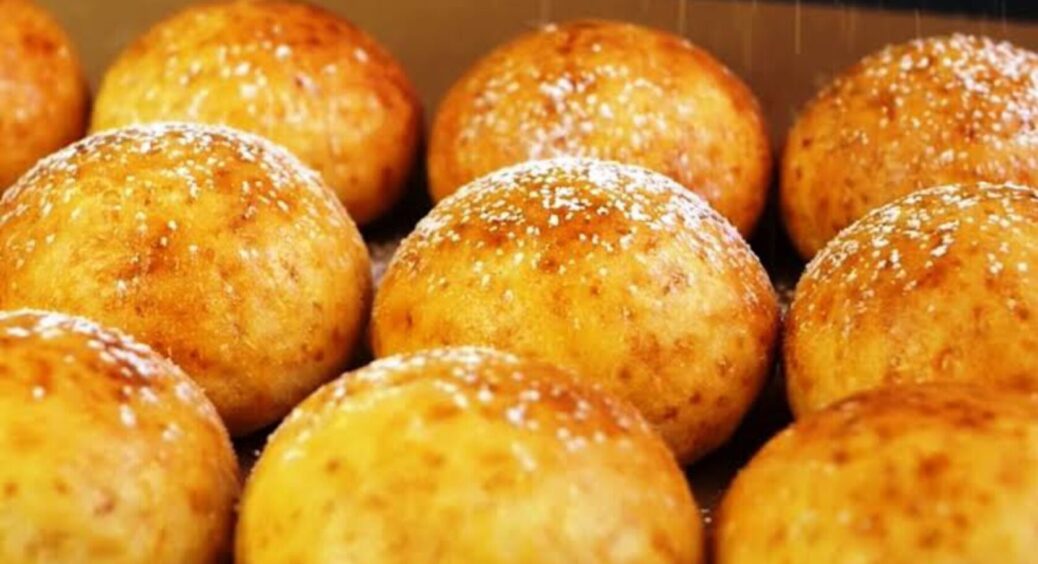 Трохи сиру та яблуко: готуємо пишні булочки на сніданок – ідеальні до чаю та кави 