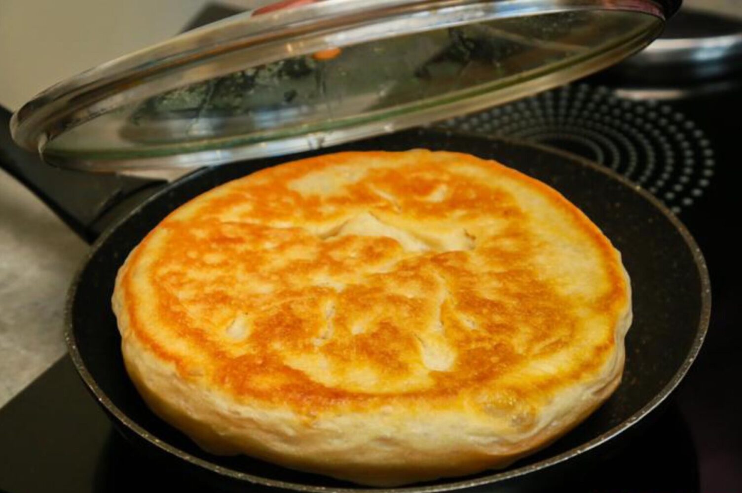 Кулінари розсекретили простий рецепт приготування хліба на сковороді