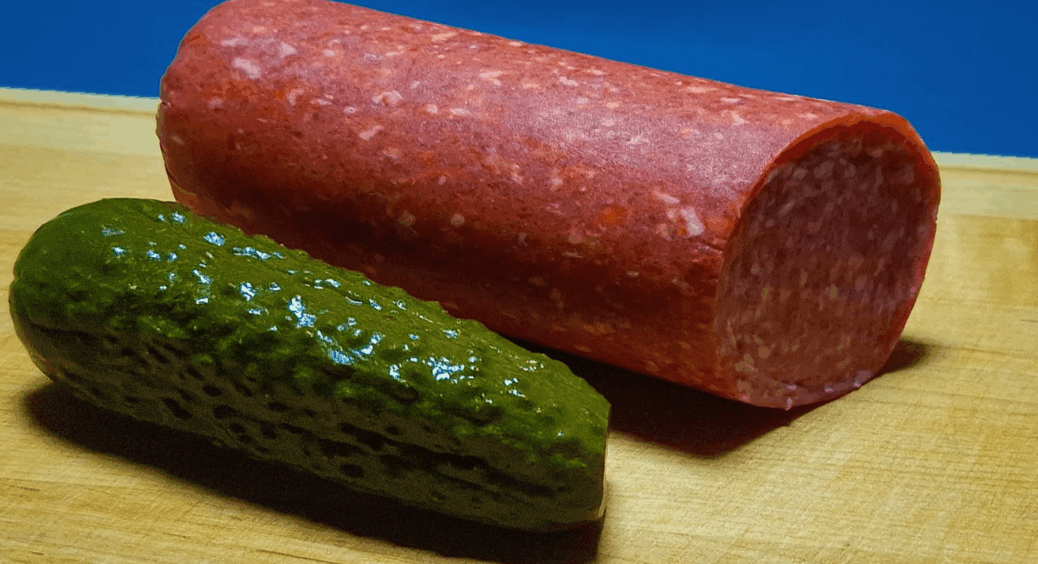 Максимум смаку! Просто беру Ковбасу та 1 Огірок. Неймовірно смачно, ситно , швидко 