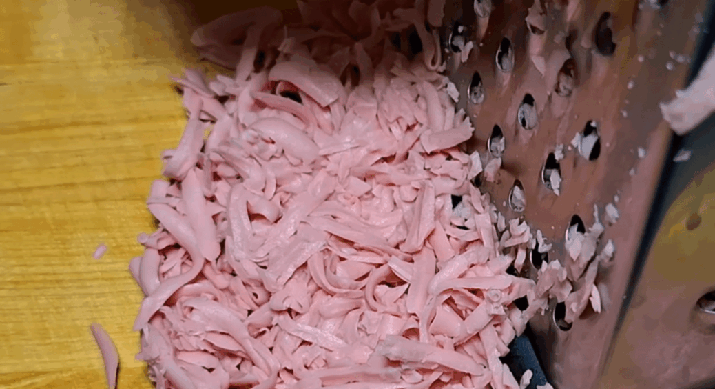 Куди діти минулорічну ковбасу: просто натри – один геніальний рецепт 