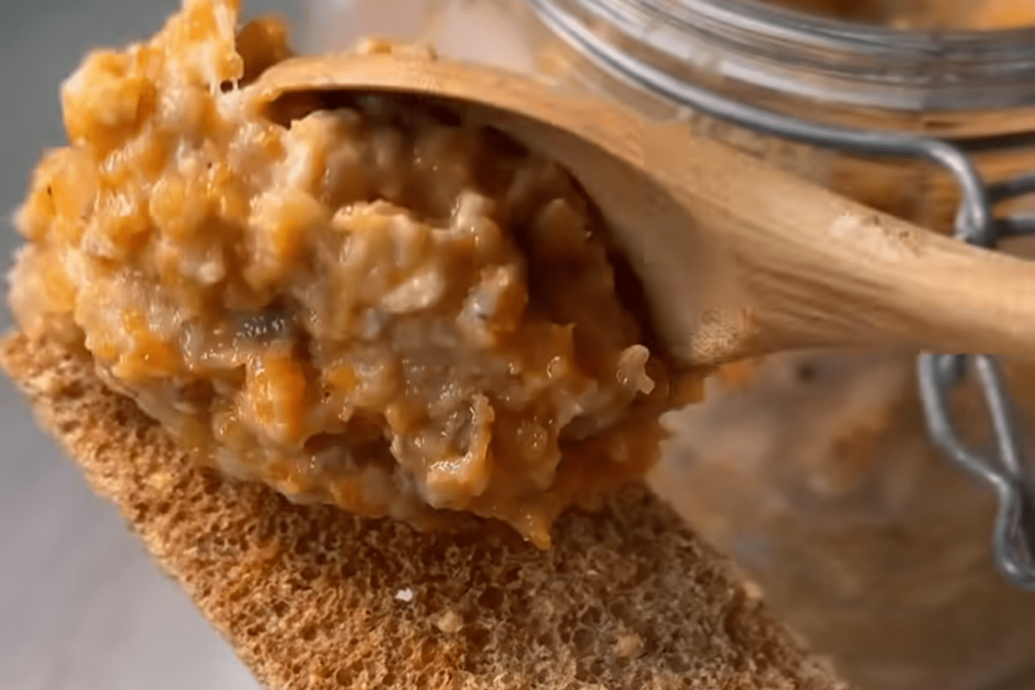 Кулінари розсекретили рецепт намазки з оселедця на кожен день Кулінари розсекретили рецепт намазки з оселедця на кожен день