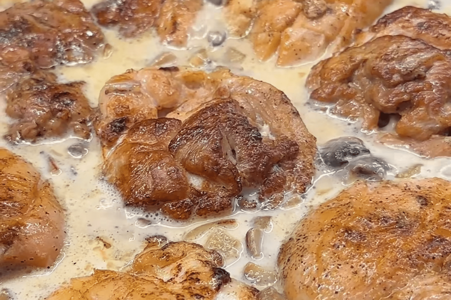 Кулінари поділились бюджетним рецептом ніжної курки в грибному соусі