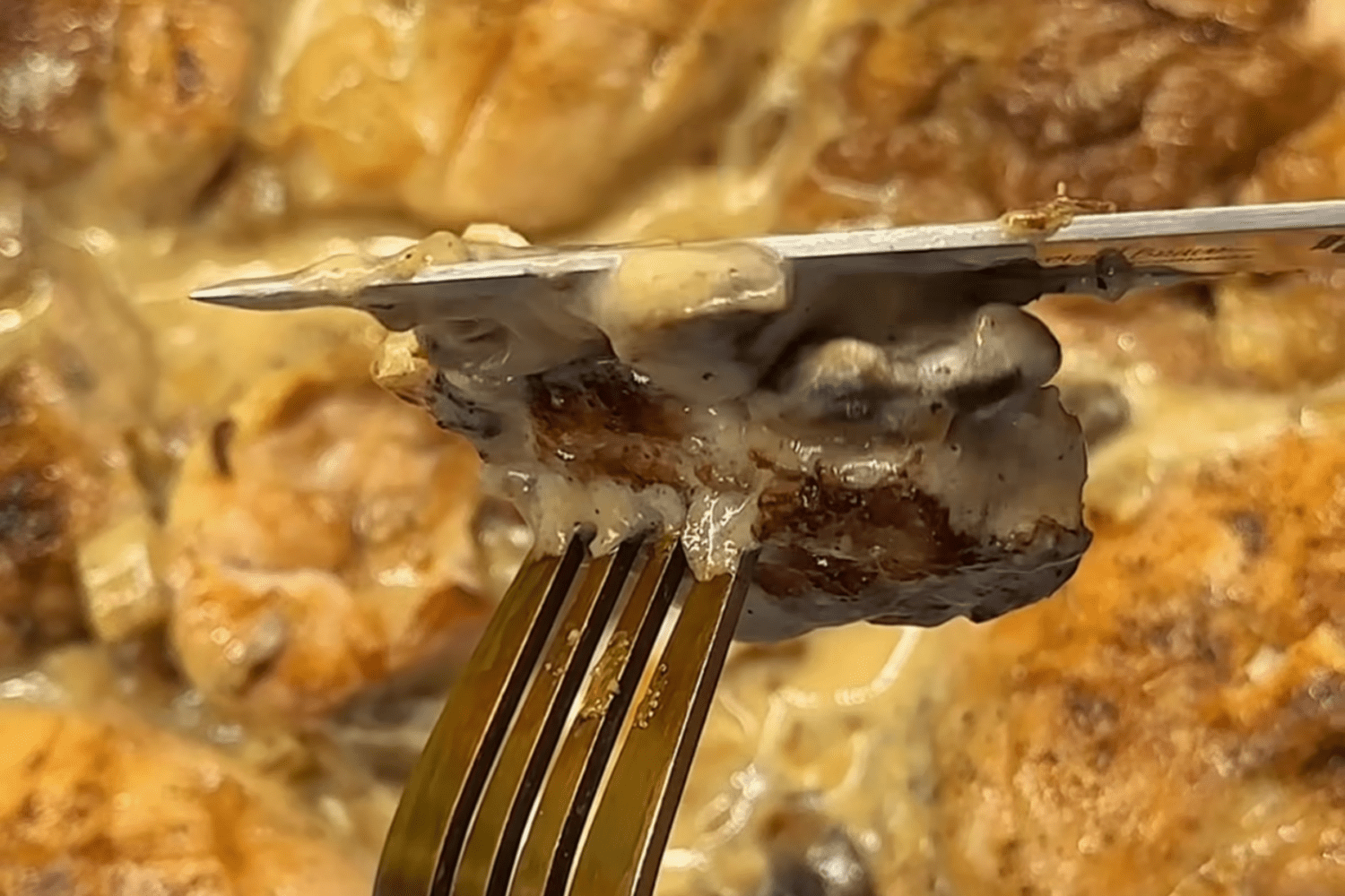 Кулінари поділились бюджетним рецептом ніжної курки в грибному соусі