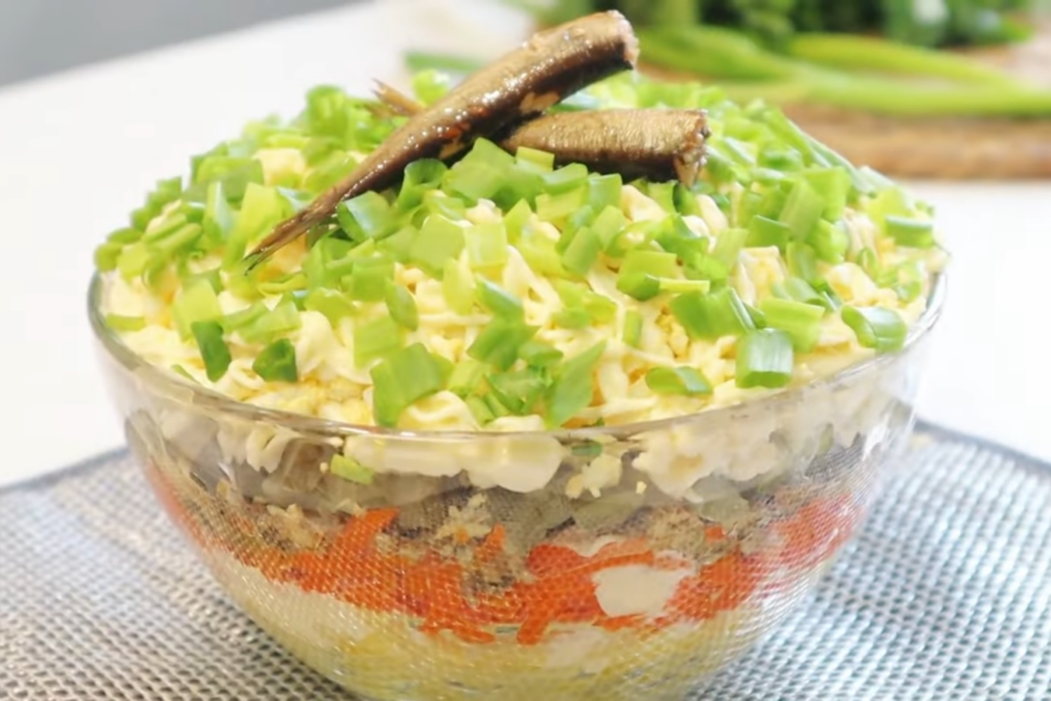 Кулінари поділились рецептом бюджетного салату зі шпротів та яєць