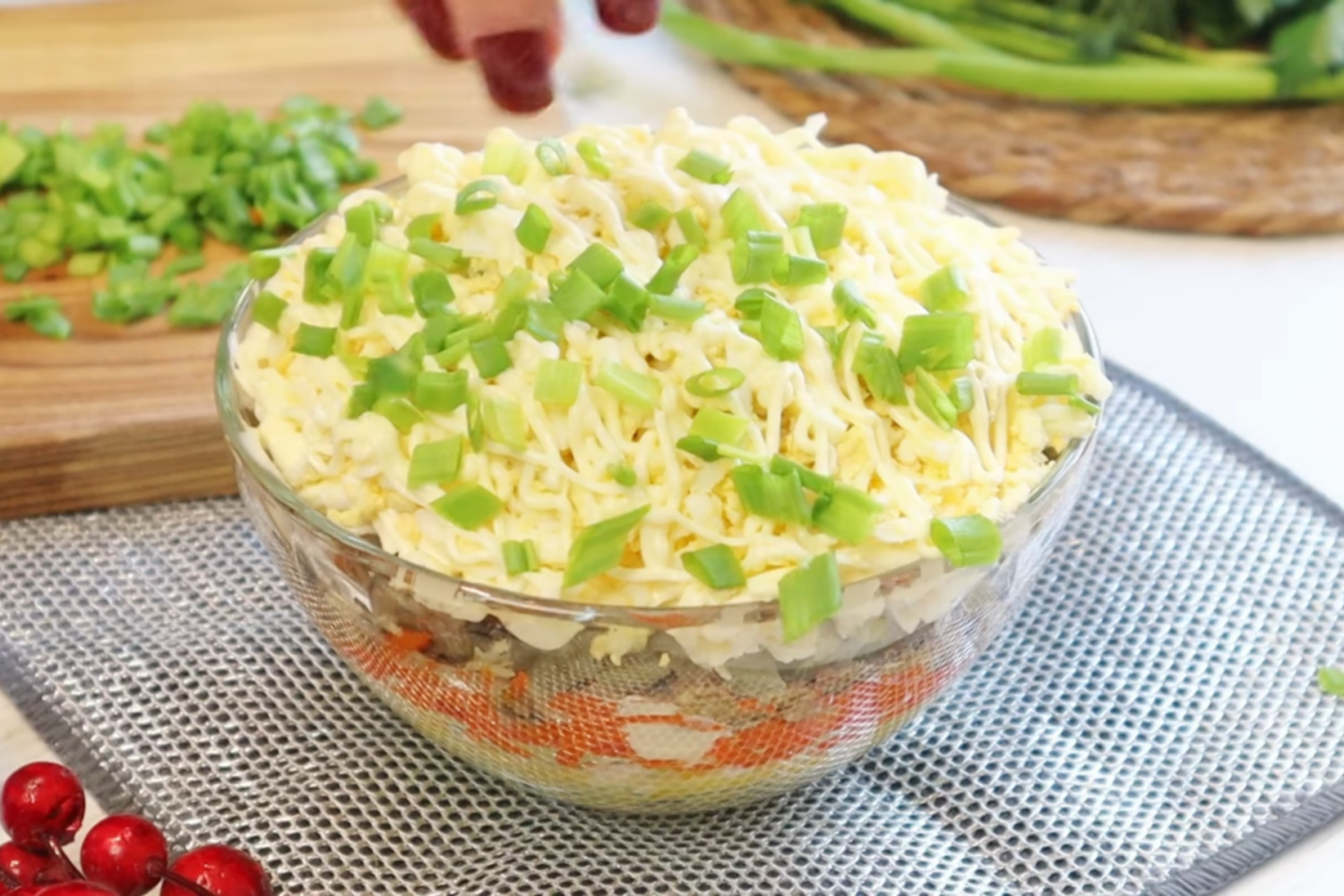 Кулінари поділились рецептом бюджетного салату зі шпротів та яєць