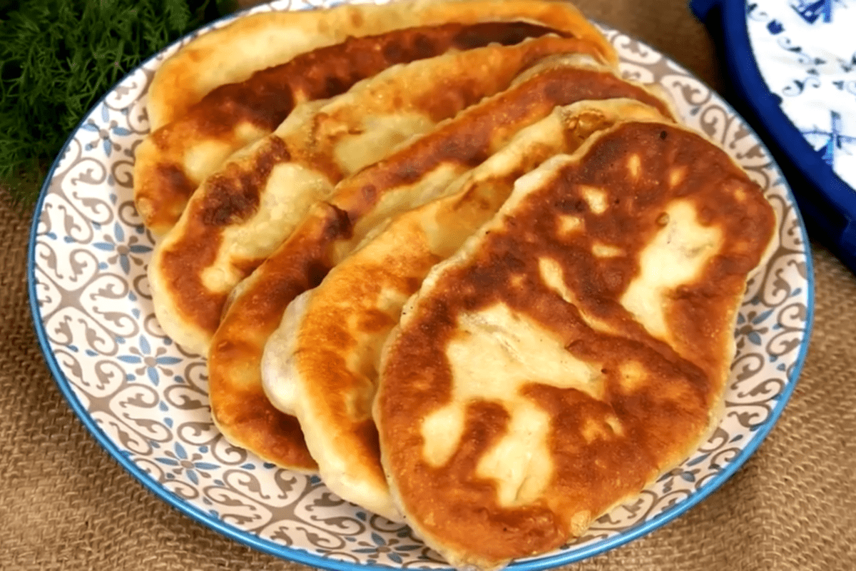 Кулінари поділились рецептом пухких пиріжків на кефірі з картопляною начинкою